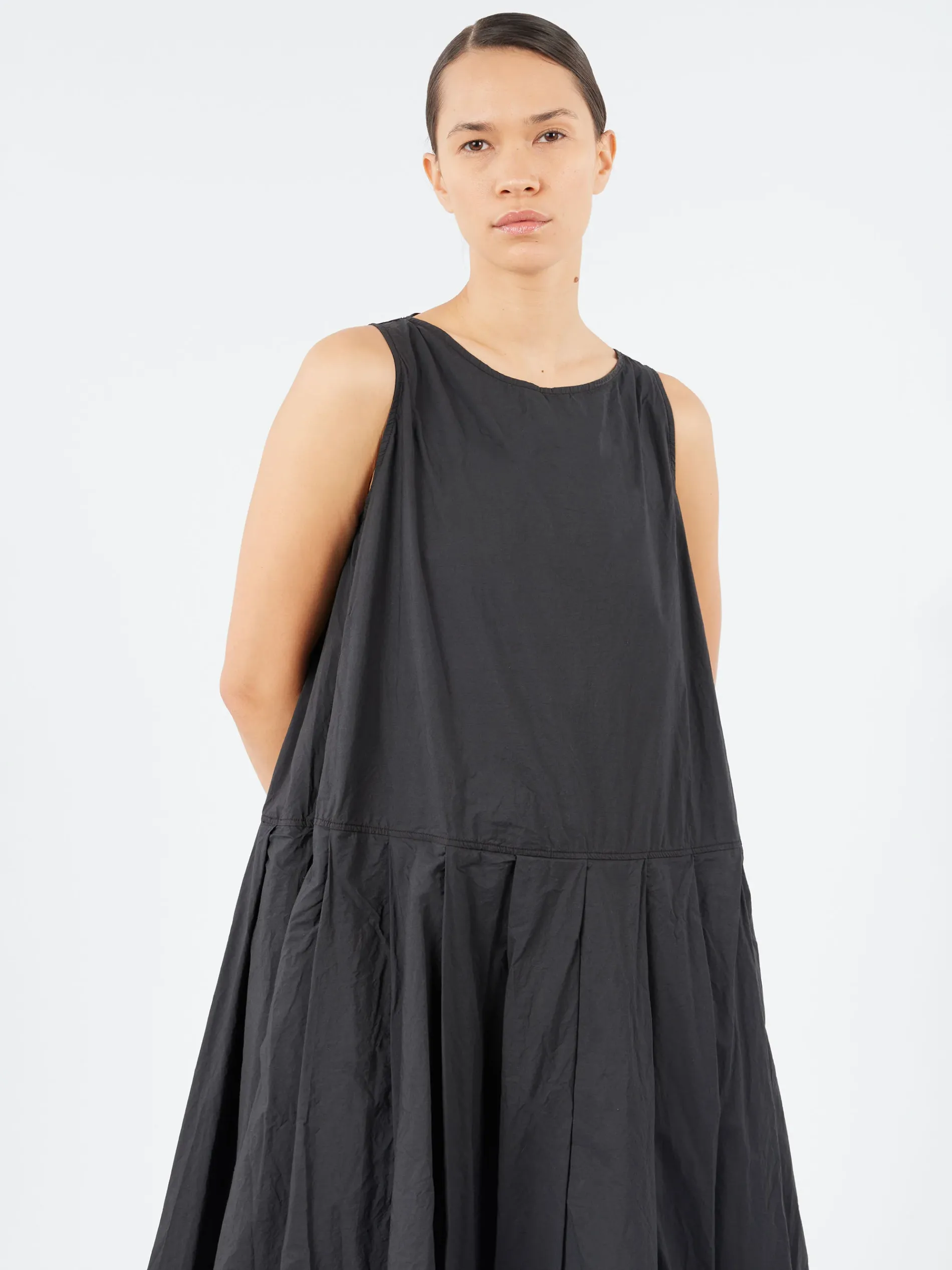 Album Di Famiglia - Pleated Sleeveless Dress TC in Black